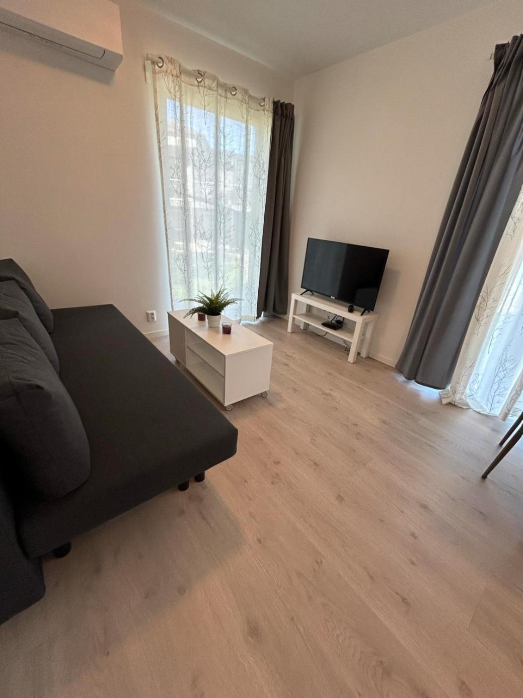 Lisas Apartment, Private New 1 Bedroom And 1 Living With Sofa Bed And Big Windows, Share With Nobody